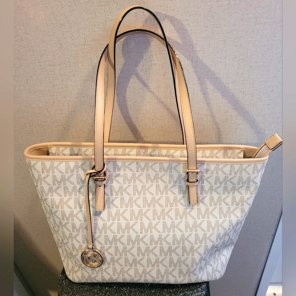 Michael Kors Handbags - Michael Kors Jet Set Travel Medium Top Zip Multifunction Tote